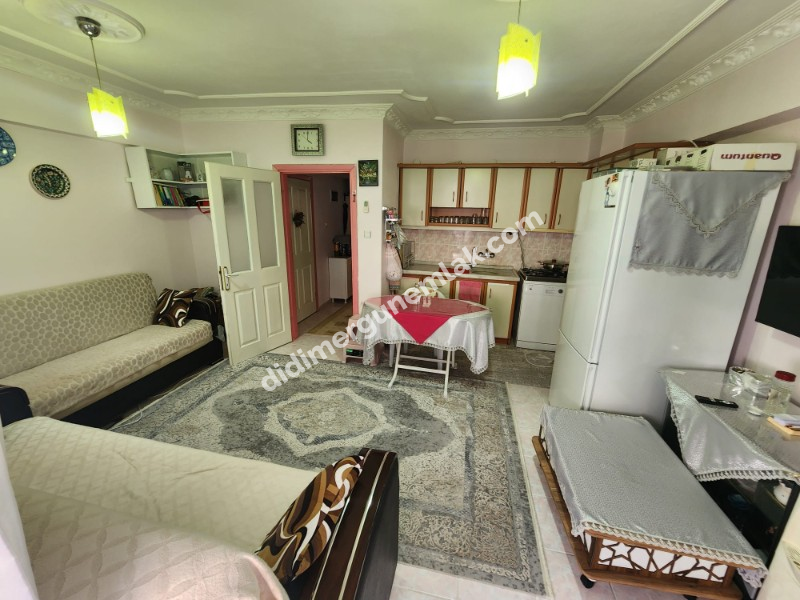 DİDİM ÇAMLIK MAHALLESİNDE DENİZE SADECE 500 METRE YÜRÜME MESAFESİNDE EMSALLERİNE GÖRE UYGUN 2+1 AÇIK MUTFAKLI SATILIK FIRSAT DAİRE