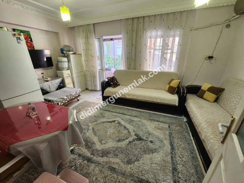 DİDİM ÇAMLIK MAHALLESİNDE DENİZE SADECE 500 METRE YÜRÜME MESAFESİNDE EMSALLERİNE GÖRE UYGUN 2+1 AÇIK MUTFAKLI SATILIK FIRSAT DAİRE