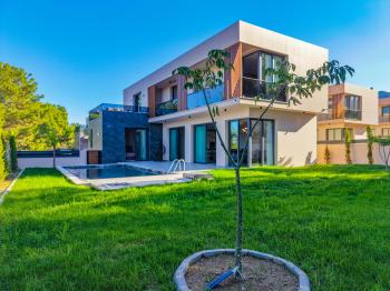 Girne Çatalköy Bölgesinde Özel Yüzme Havuzlu 4+1 Lüks Modern Satılık Villalar