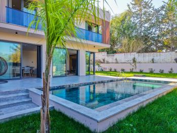 Girne Çatalköy Bölgesinde Özel Yüzme Havuzlu 4+1 Lüks Modern Satılık Villalar