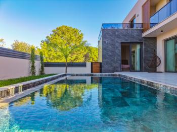 Girne Çatalköy Bölgesinde Özel Yüzme Havuzlu 4+1 Lüks Modern Satılık Villalar