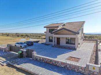  Girne Boğaz Bölgesinde Satılık Geniş Türk Malı Çiftlik Evi