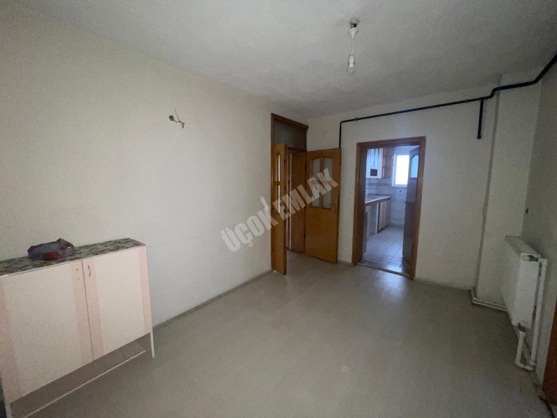 AFYON ÜÇOK EMLAKTAN HARBİŞ NAZMİ SAATÇİ MAH KİRALIK 3+1 TEMİZ BAKIMLI DAİRE