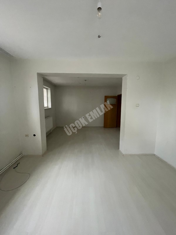 AFYON ÜÇOK EMLAKTAN HARBİŞ NAZMİ SAATÇİ MAH KİRALIK 3+1 TEMİZ BAKIMLI DAİRE