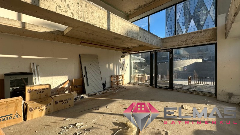 Elmas'tan Capital İş Merkezi’nde Asma Katlı Verandalı Kiralık Dükkan