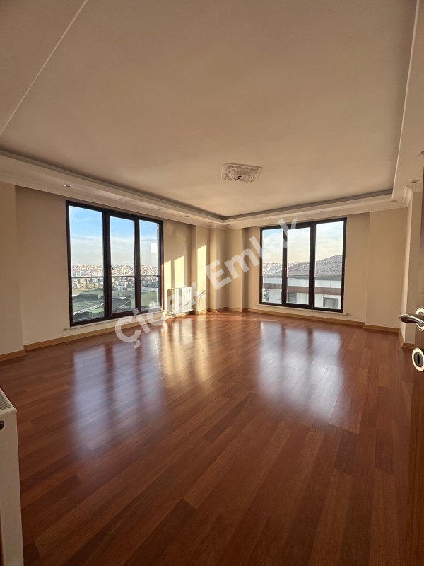 Çırçır Metro'ya 7 Dk Otoparklı Site'de 5.kat & 2+1 Boş Satılık Daire