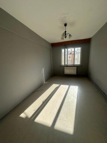 AFYON ÜÇOK EMLAKTAN CUMHURİYET MAH AMBARYOLUNDA  3+1 115M² ŞEKLİNDE KİRALIK DAİRE 