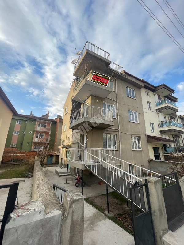 AFYON ÜÇOK EMLAKTAN EŞREFPAŞA MAH SATILIK 2+1 UYGUN FİYAT KONUMU GÜZEL DAİRE