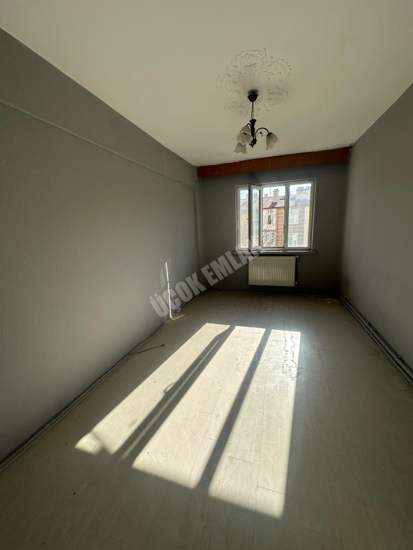 AFYON ÜÇOK EMLAKTAN CUMHURİYET MAH AMBARYOLUNDA  3+1 115M² ŞEKLİNDE KİRALIK DAİRE 