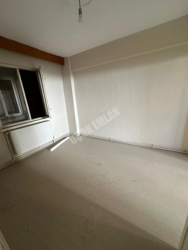 AFYON ÜÇOK EMLAKTAN CUMHURİYET MAH AMBARYOLUNDA  3+1 115M² ŞEKLİNDE KİRALIK DAİRE 