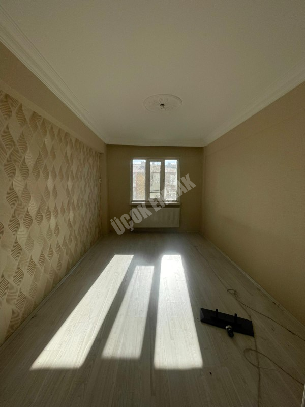 AFYON ÜÇOK EMLAKTAN CUMHURİYET MAH AMBARYOLUNDA  3+1 110M² GENİŞLİYİNDE  ŞEKLİNDE KİRALIK DAİRE