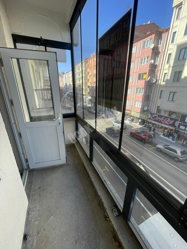 AFYON ÜÇOK EMLAKTAN CUMHURİYET MAH AMBARYOLUNDA  3+1 110M² GENİŞLİYİNDE  ŞEKLİNDE KİRALIK DAİRE