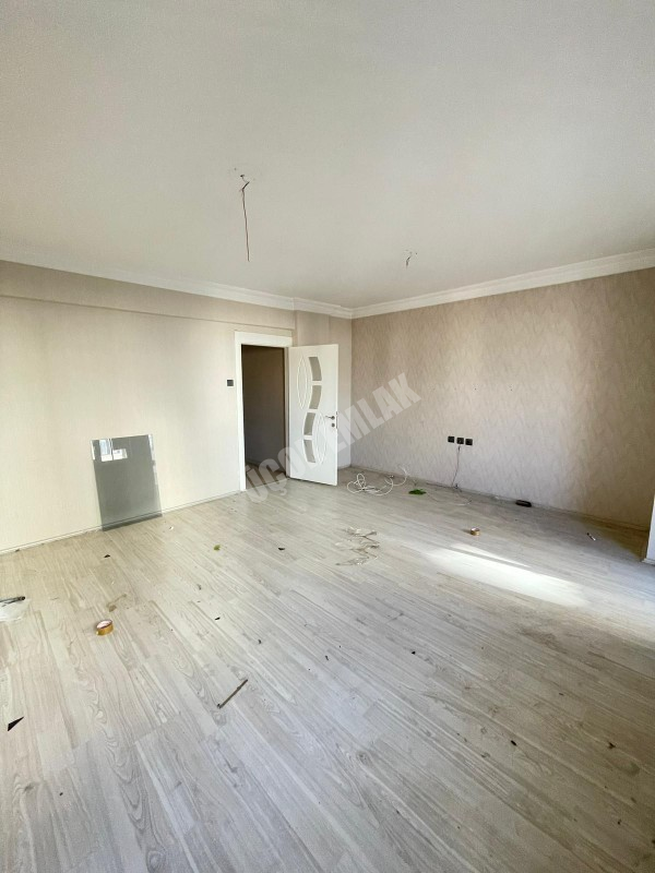 AFYON ÜÇOK EMLAKTAN CUMHURİYET MAH AMBARYOLUNDA  3+1 110M² GENİŞLİYİNDE  ŞEKLİNDE KİRALIK DAİRE