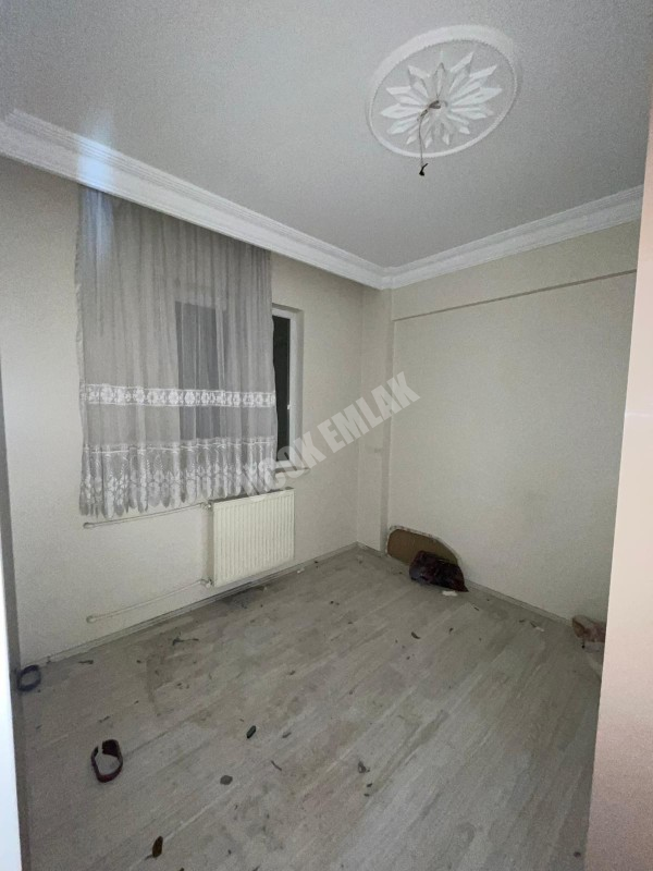 AFYON ÜÇOK EMLAKTAN CUMHURİYET MAH AMBARYOLUNDA  3+1 110M² GENİŞLİYİNDE  ŞEKLİNDE KİRALIK DAİRE