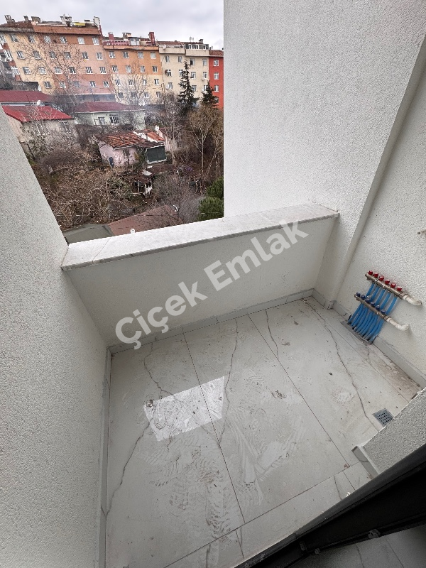 Akşemsettin'de Otoparklı 2+1 Balkonlu Satılık Daire