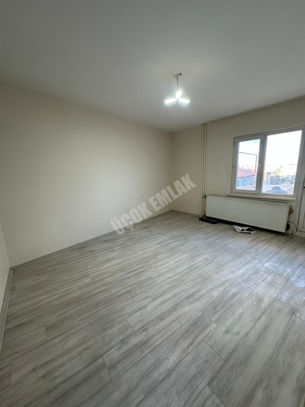 AFYON ÜÇOK EMLAKTAN DUMLUPINAR MAH 2+1 80M² KİRALIK TEMİZ BAKIMLI DAİRE 