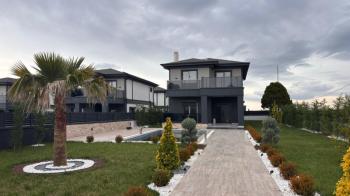 Yeniçiftlik Satılık Ultra Lüks Villa | 4+1 | 600 m² Arsa | Havuzlu Geniş Odalı