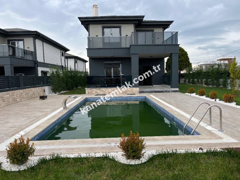 Yeniçiftlik Satılık Ultra Lüks Villa | 4+1 | 600 m² Arsa | Havuzlu Geniş Odalı