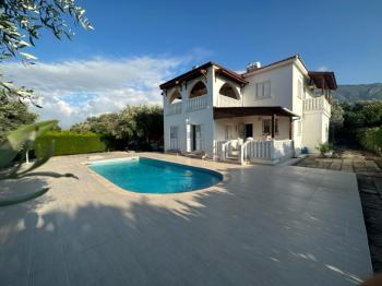Girne Ozanköyde Dağ Deniz Manzaralı 5+1 Satılık Müstakil Villa