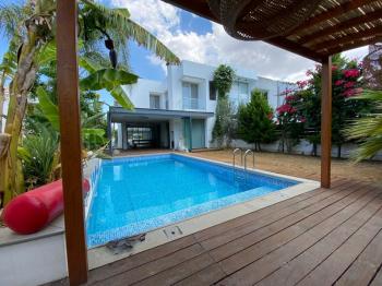 YENİKENT'DE SATILIK  HAVUZLU EŞYALI LUX VİLLA