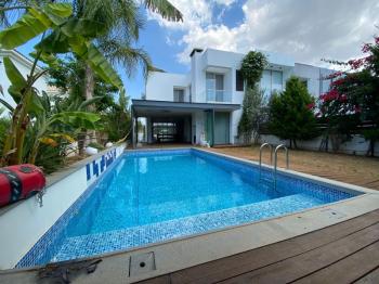 YENİKENT'DE SATILIK  HAVUZLU EŞYALI LUX VİLLA