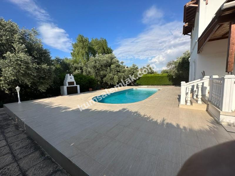Girne Ozanköyde Dağ Deniz Manzaralı 5+1 Satılık Müstakil Villa