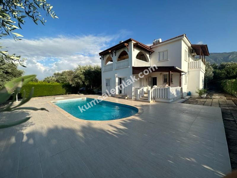 Girne Ozanköyde Dağ Deniz Manzaralı 5+1 Satılık Müstakil Villa