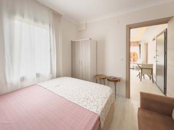 Gökova | Pazar Yerine Yakın | 1 Yaşında | Eşyalı 1+1 Bahçe Katı