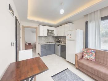 Gökova | Pazar Yerine Yakın | 1 Yaşında | Eşyalı 1+1 Bahçe Katı