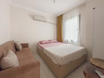 Gökova | Pazar Yerine Yakın | 1 Yaşında | Eşyalı 1+1 Bahçe Katı