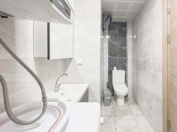 Gökova | Pazar Yerine Yakın | 1 Yaşında | Eşyalı 1+1 Bahçe Katı