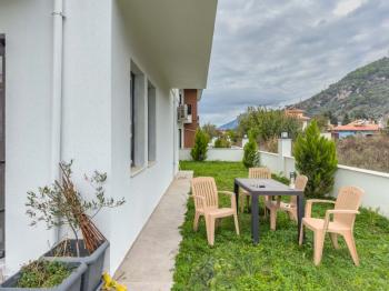 Gökova | Pazar Yerine Yakın | 1 Yaşında | Eşyalı 1+1 Bahçe Katı