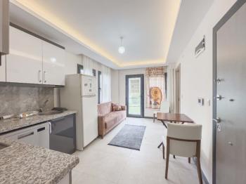 Gökova | Pazar Yerine Yakın | 1 Yaşında | Eşyalı 1+1 Bahçe Katı