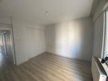 MUDANYA ÖMERBEY'DE  İÇİ KOMPLE YENİLENMİŞ ARA KAT 2+1 DAİRE