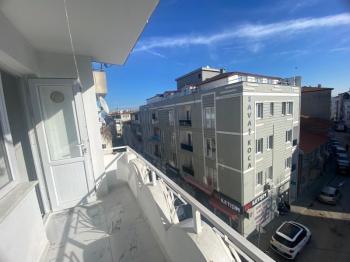 MUDANYA ÖMERBEY'DE  İÇİ KOMPLE YENİLENMİŞ ARA KAT 2+1 DAİRE