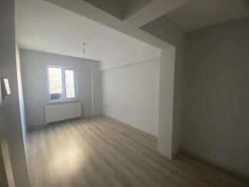 MUDANYA ÖMERBEY'DE  İÇİ KOMPLE YENİLENMİŞ ARA KAT 2+1 DAİRE