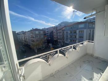 MUDANYA ÖMERBEY'DE  İÇİ KOMPLE YENİLENMİŞ ARA KAT 2+1 DAİRE