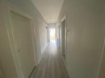 MUDANYA ÖMERBEY'DE  İÇİ KOMPLE YENİLENMİŞ ARA KAT 2+1 DAİRE