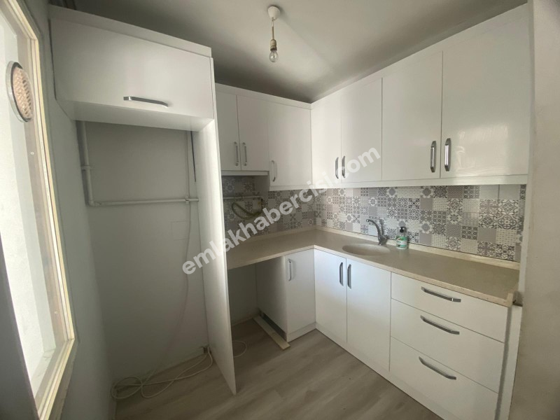 MUDANYA ÖMERBEY'DE  İÇİ KOMPLE YENİLENMİŞ ARA KAT 2+1 DAİRE