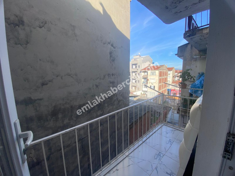 MUDANYA ÖMERBEY'DE  İÇİ KOMPLE YENİLENMİŞ ARA KAT 2+1 DAİRE