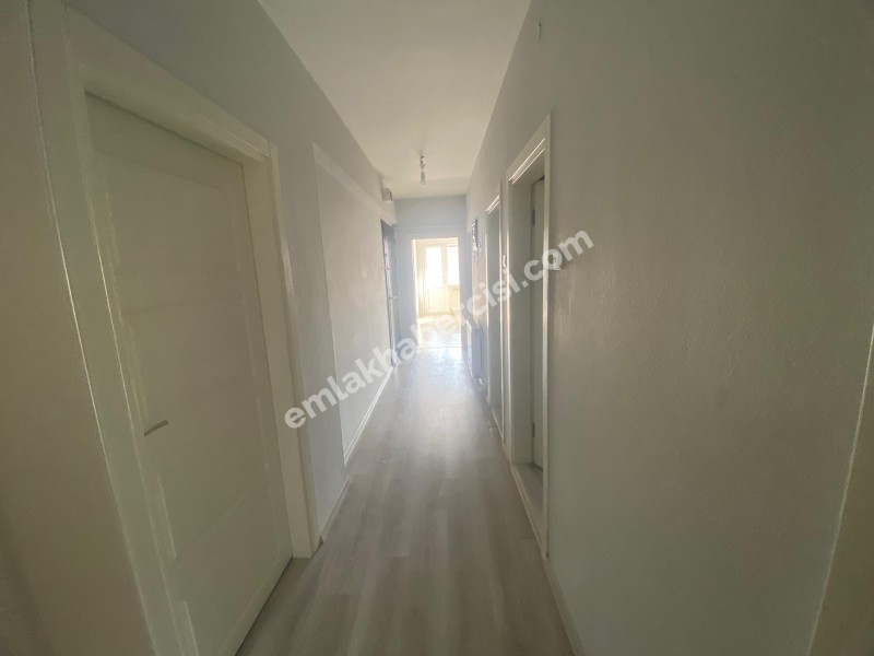 MUDANYA ÖMERBEY'DE  İÇİ KOMPLE YENİLENMİŞ ARA KAT 2+1 DAİRE