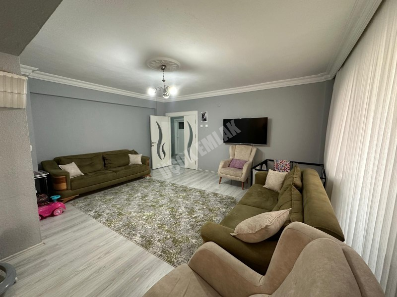 AFYON ÜÇOK EMLAKTAN HARBİŞ KOCATEPE MAH SATILIK FIRSAT BAKIMLI 3+1 GENİŞ SİTE İÇERİSİNDE DAİRE