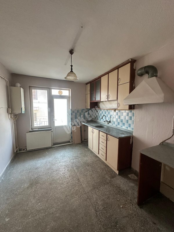 AFYON ÜÇOK EMLAKTAN MAREŞAL F. ÇAKMAK MAH 3+1 110M² TEMİZ BAKIMLI KİRALIK DAİRE 