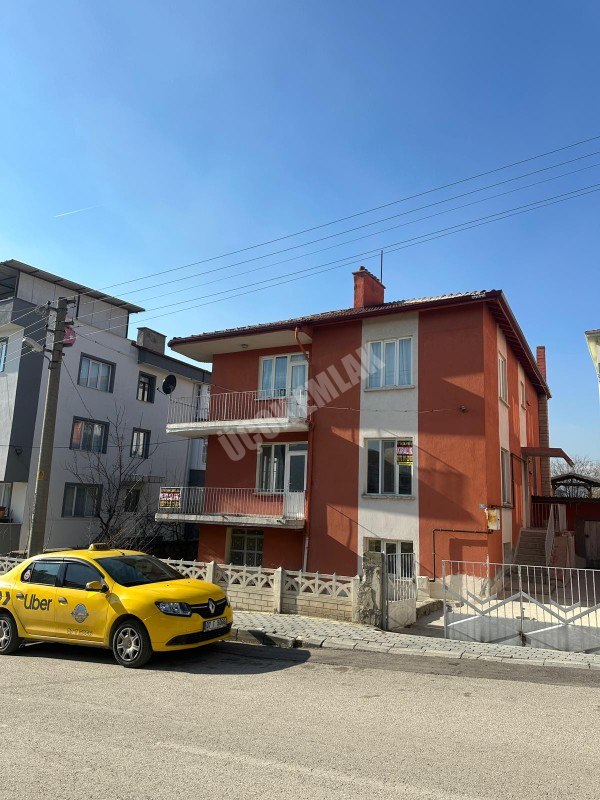 AFYON ÜÇOK EMLAKTAN MAREŞAL F. ÇAKMAK MAH 3+1 110M² TEMİZ BAKIMLI KİRALIK DAİRE 