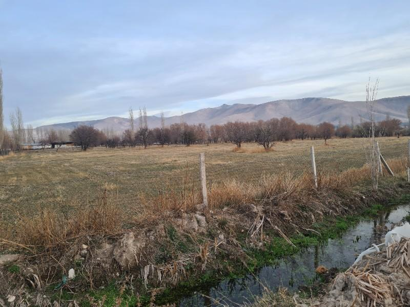 NİĞDE SARIKÖPRÜDE İMARA  YAKIN   SATILIK  HİSSELİ TARLA 