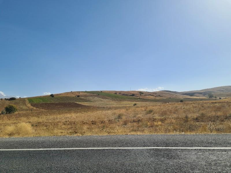 Niğde Elmalıda  Çamardı yoluna cepheli 32  dönüm satılık tarla