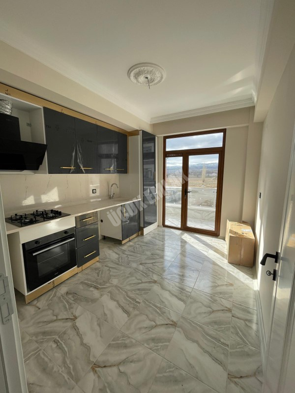 AFYON ÜÇOK EMLAKTAN MAREŞAL F ÇAKMAK MAH KİRALIK SIFIR LÜX 2+1 ARAKAT DAİRE ! OPSİYONLANMIŞTIR