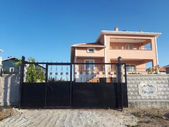 GÜVENAY - ÇORUM KAZIKLIKAYA KÖYÜ TEK TAPULU 2 KATLI 3+1 SATILIK VİLLA 