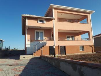 GÜVENAY - ÇORUM KAZIKLIKAYA KÖYÜ TEK TAPULU 2 KATLI 3+1 SATILIK VİLLA 