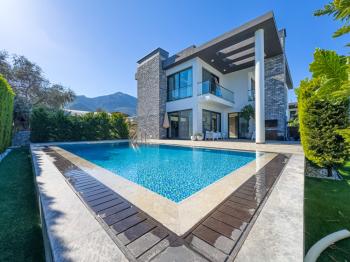 Kıbırs Girne Ozanköy’de 4+1 Türk Tapulu Havuzlu ve Peyzajlı lüx villa 